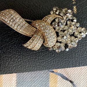 Pretty costume brooch. Flower bouquet.